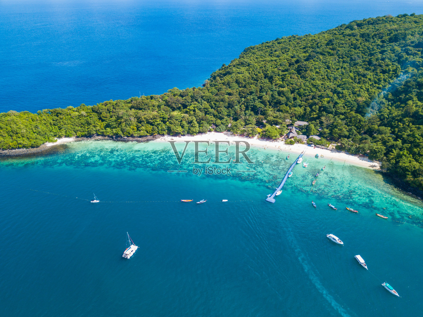 鸟瞰图或俯视图热带岛屿海滩与清澈的水在香蕉海滩照片摄影图片
