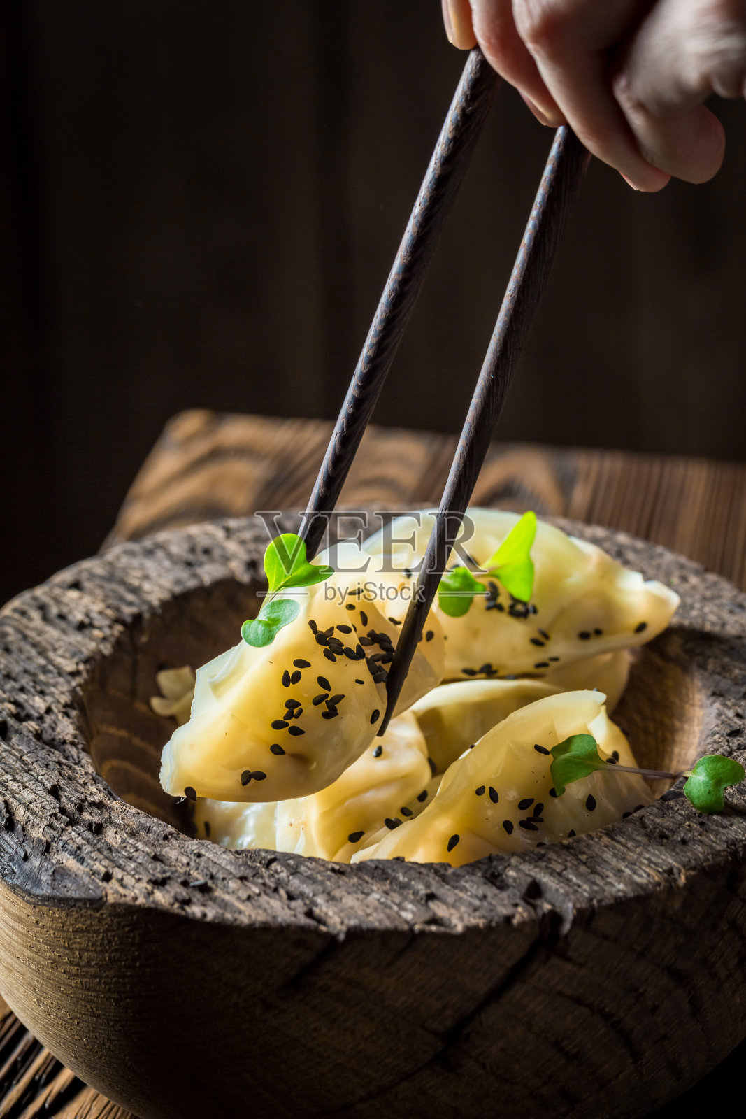 在木碗里自制新鲜的中国饺子照片摄影图片