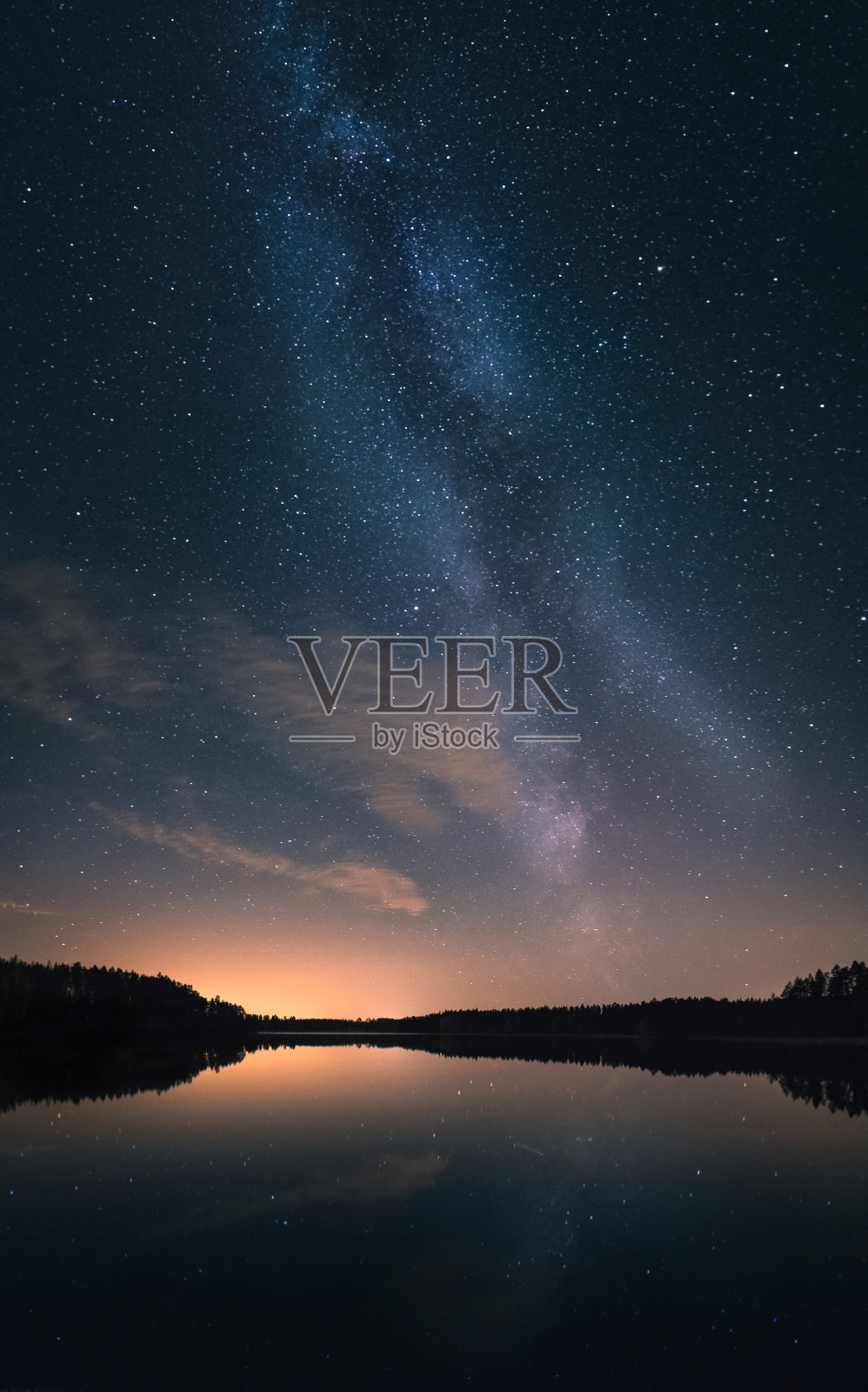 美丽的夜景与银河和宁静的湖在芬兰照片摄影图片