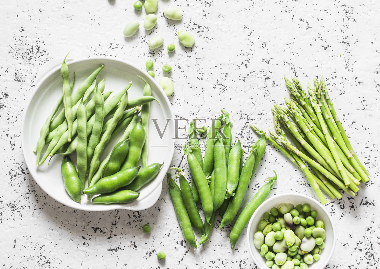 绿色蔬菜-芦笋，青豆和豌豆在光的背景，俯视图照片摄影图片