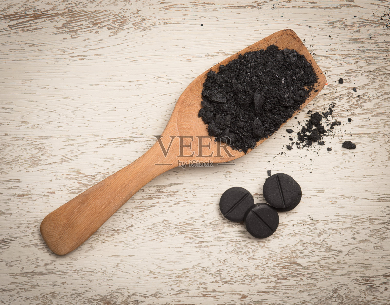 活性炭与黑色颗粒木炭在木材上照片摄影图片