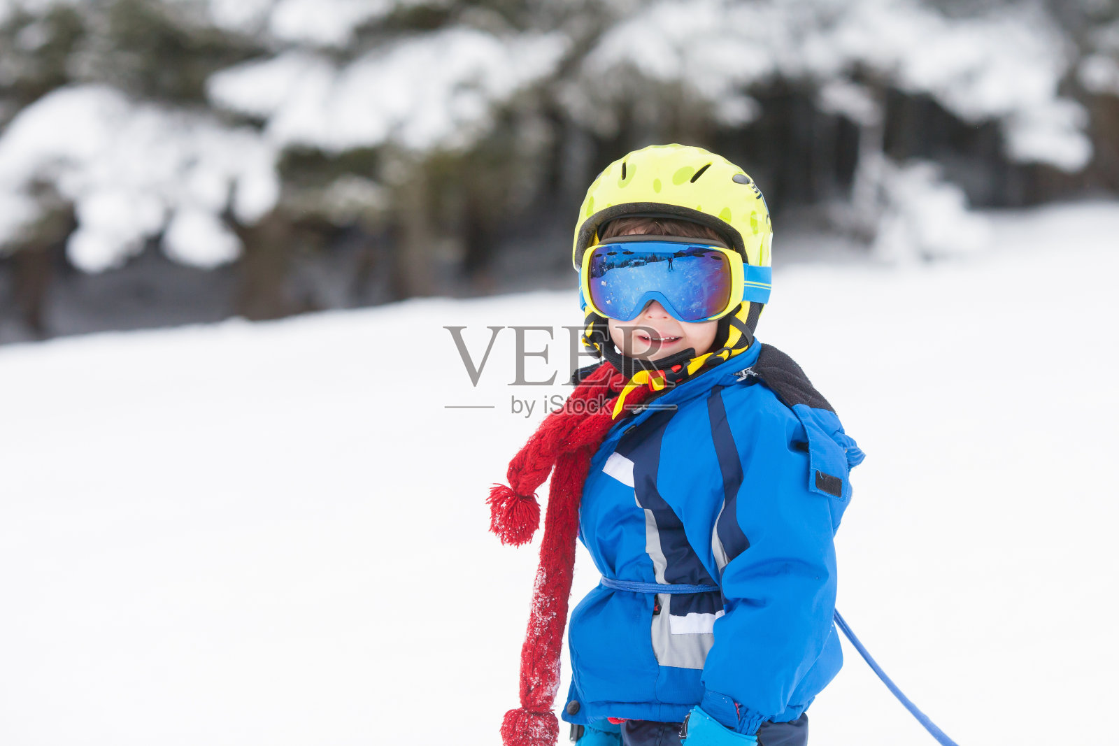可爱的小男孩，正在奥地利滑雪场学习滑雪照片摄影图片