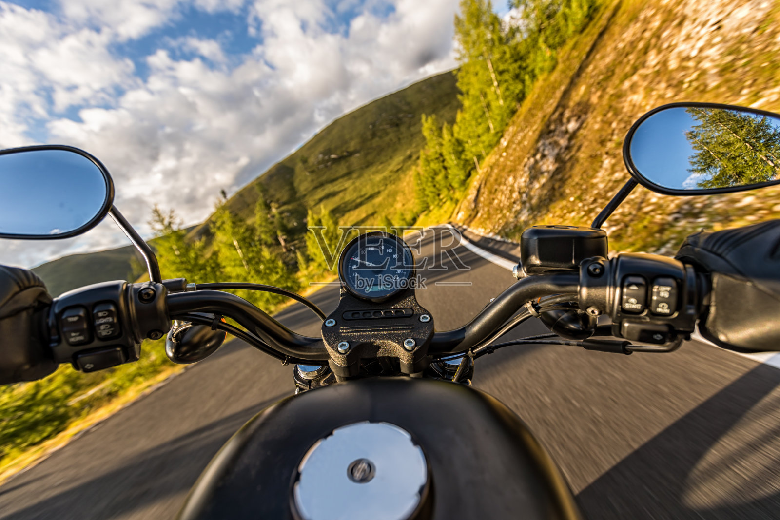 摩托车把手的细节。户外摄影，高山景观。照片摄影图片