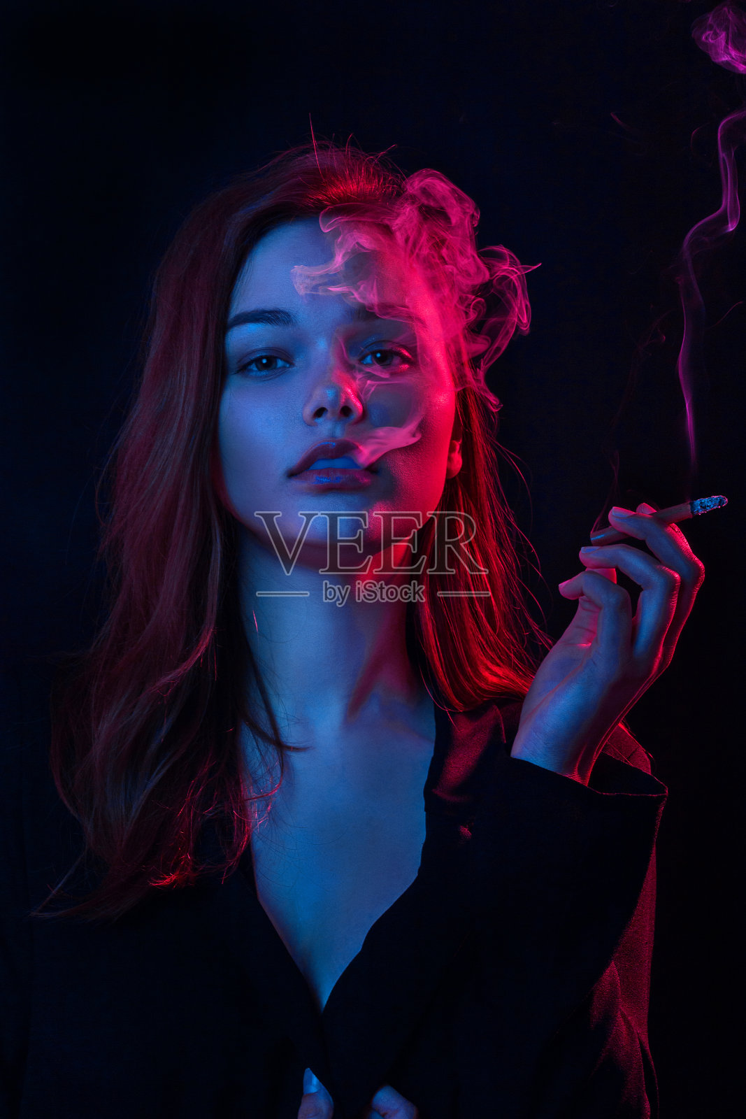 性感的女人吸烟照片摄影图片