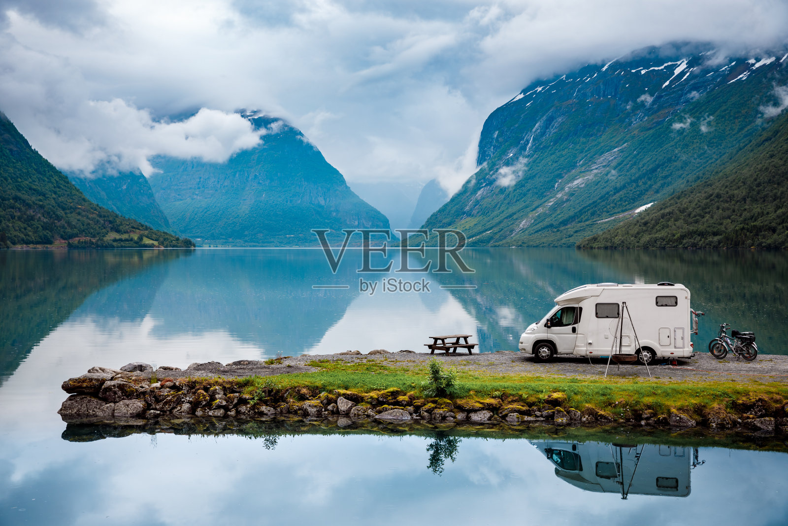 家庭度假旅行房车，度假旅行房车，房车度假。挪威美丽的自然景观。插画图片素材