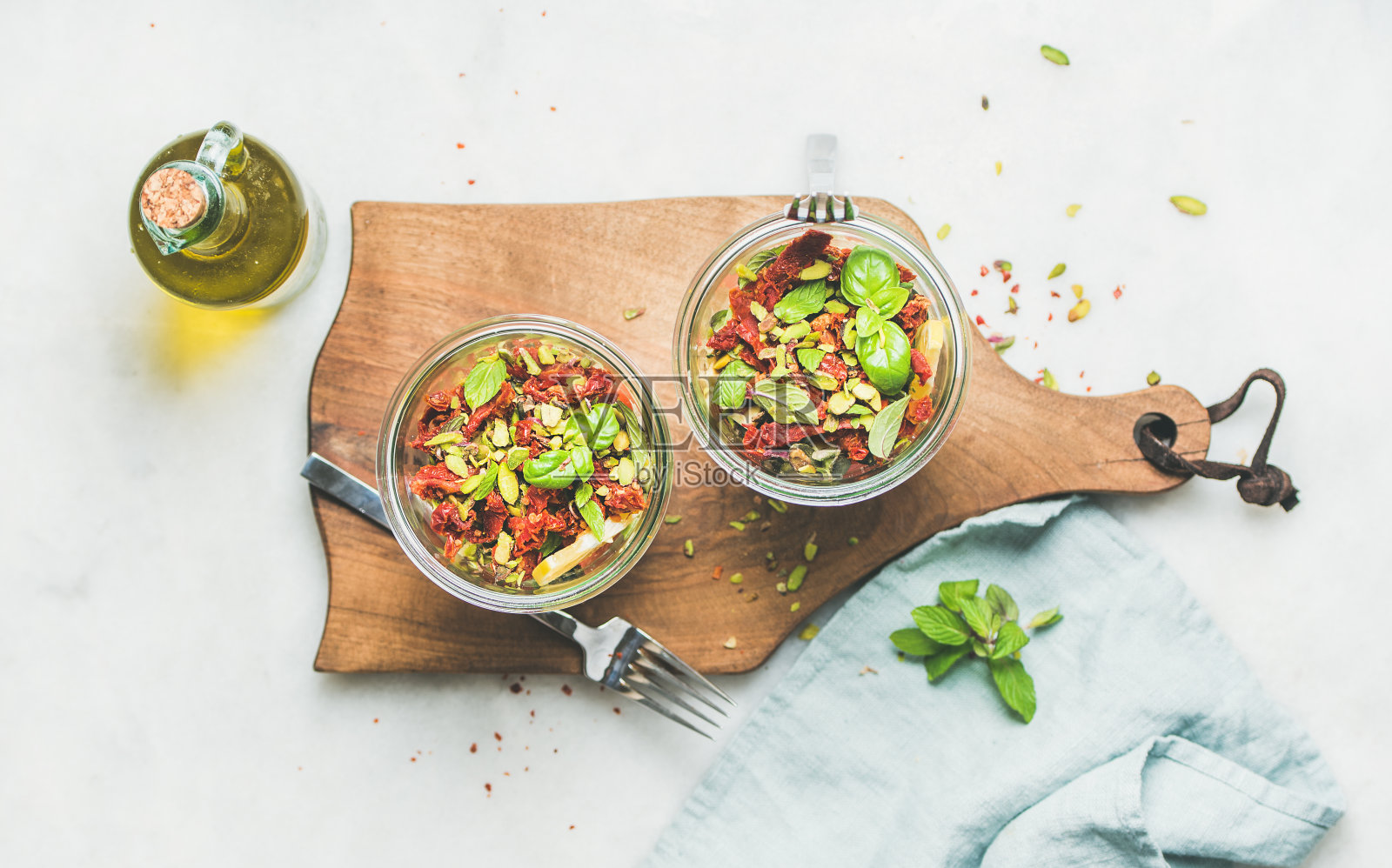 健康的素食沙拉配藜麦，鳄梨，番茄干，俯视图照片摄影图片
