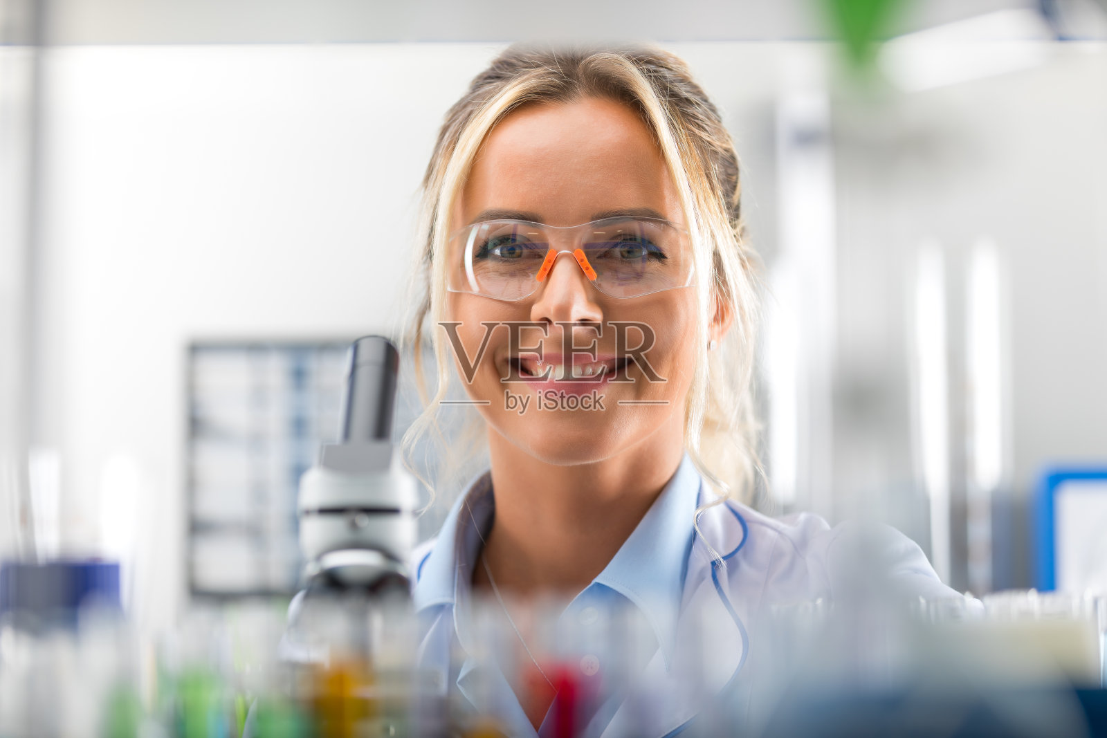 快乐年轻迷人微笑的女科学家在实验室照片摄影图片