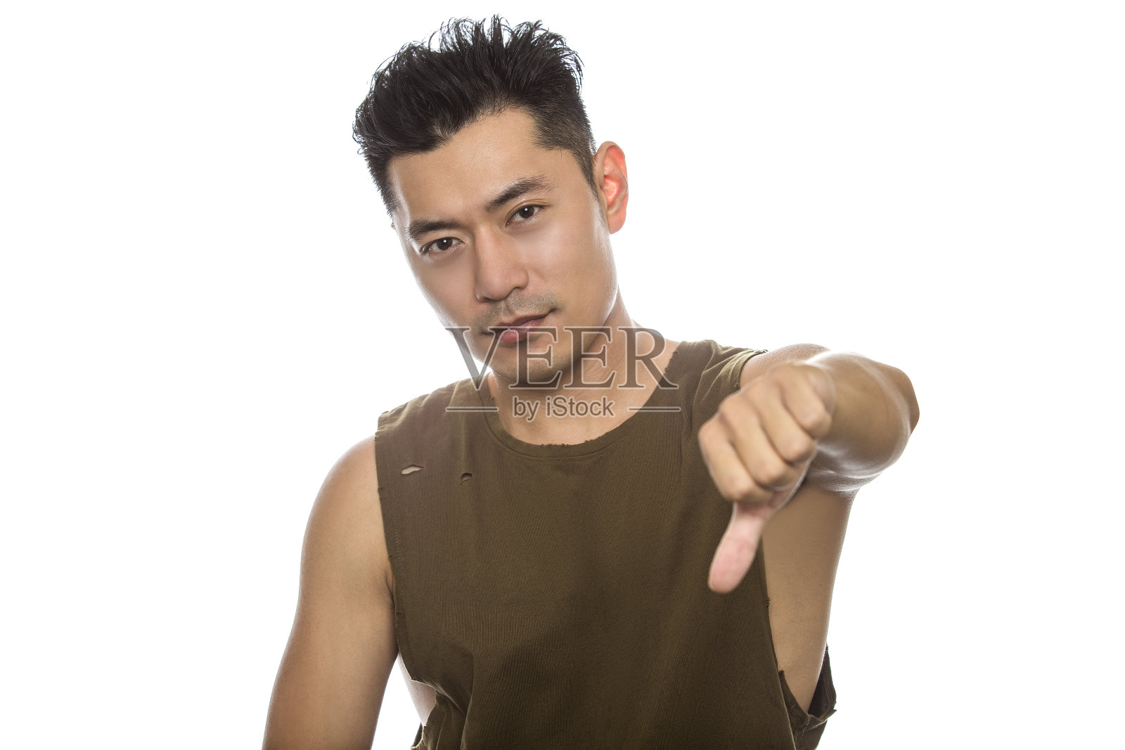 适合运动的亚洲男性拇指向下照片摄影图片
