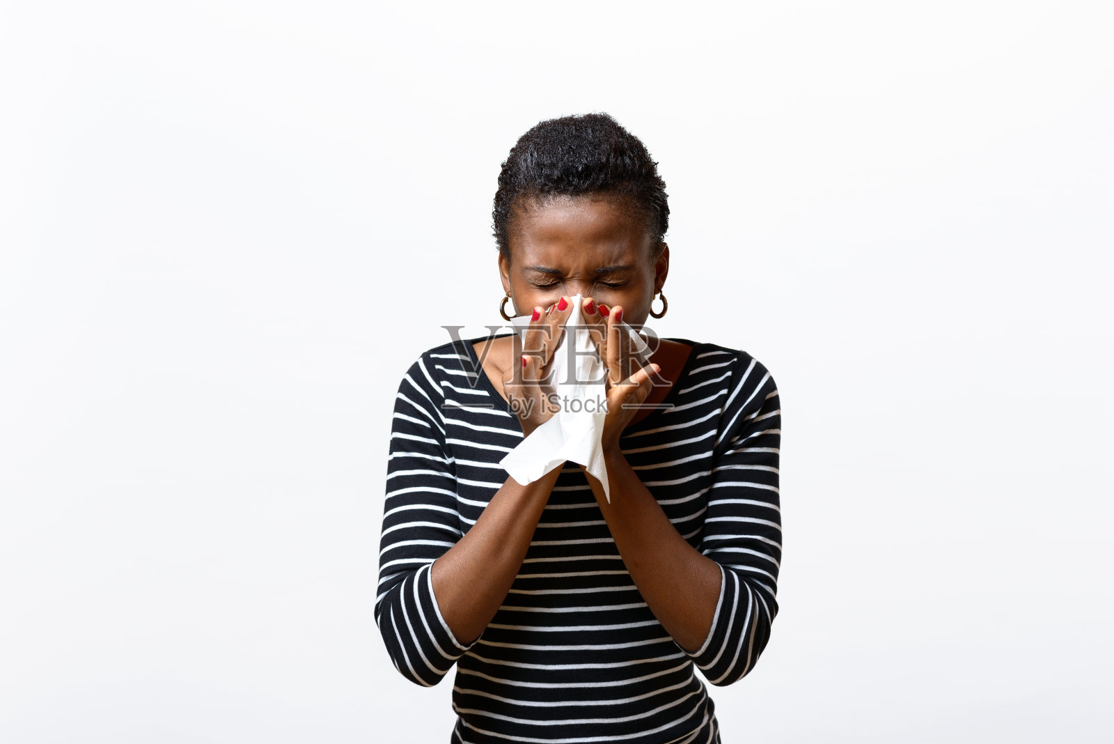 年轻的非洲妇女在擤鼻涕照片摄影图片