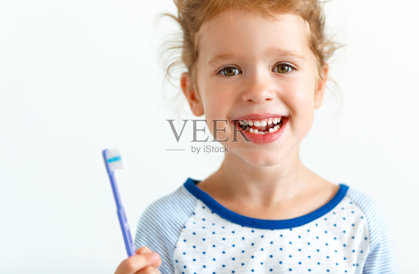 快乐的小女孩带着牙刷微笑照片摄影图片