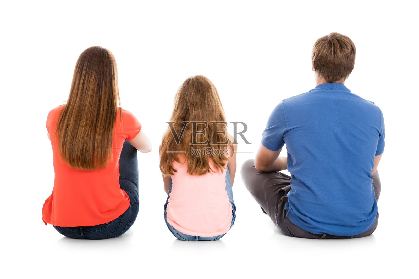 一家人坐在白色背景上照片摄影图片