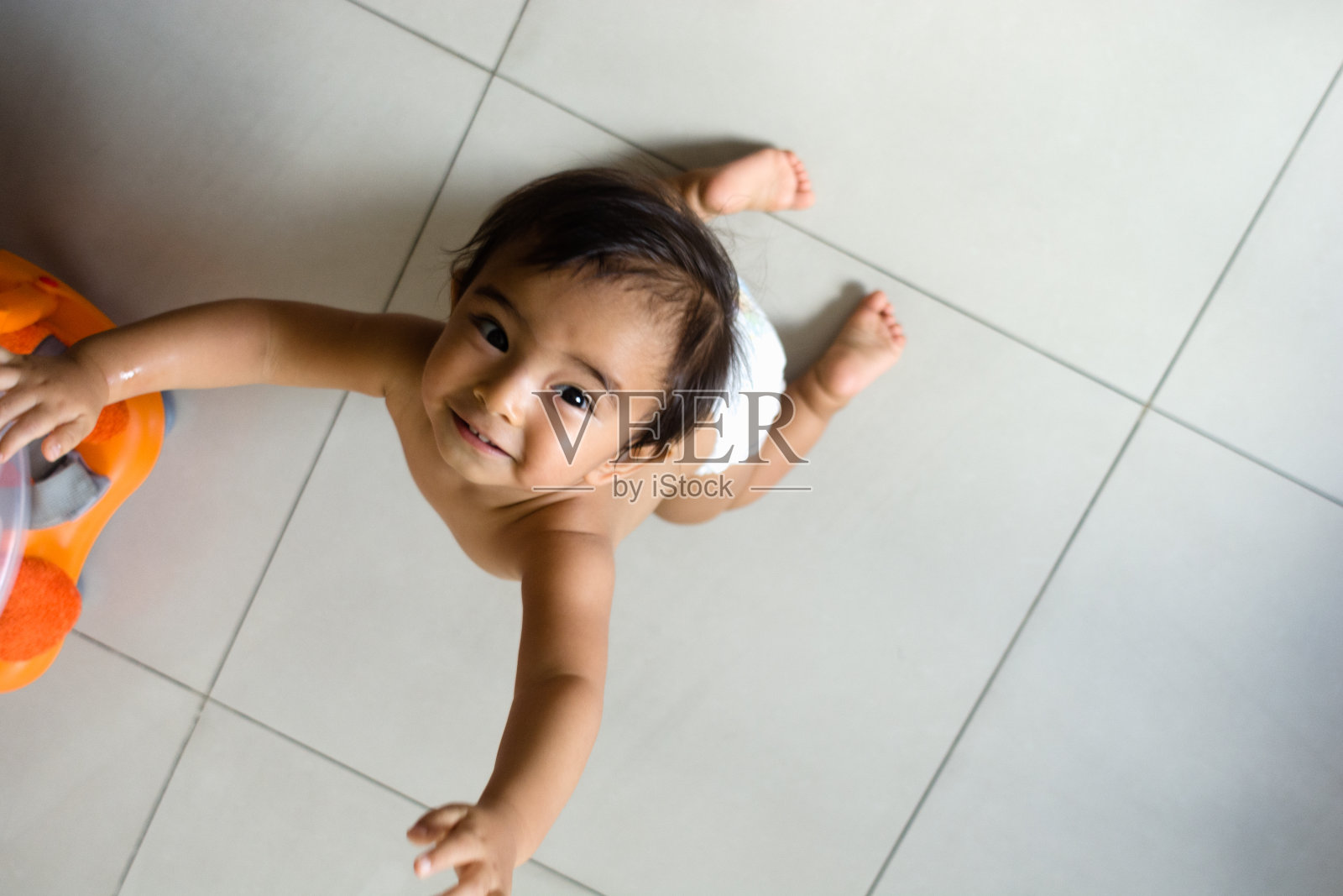 可爱的亚洲男婴跪在地上照片摄影图片