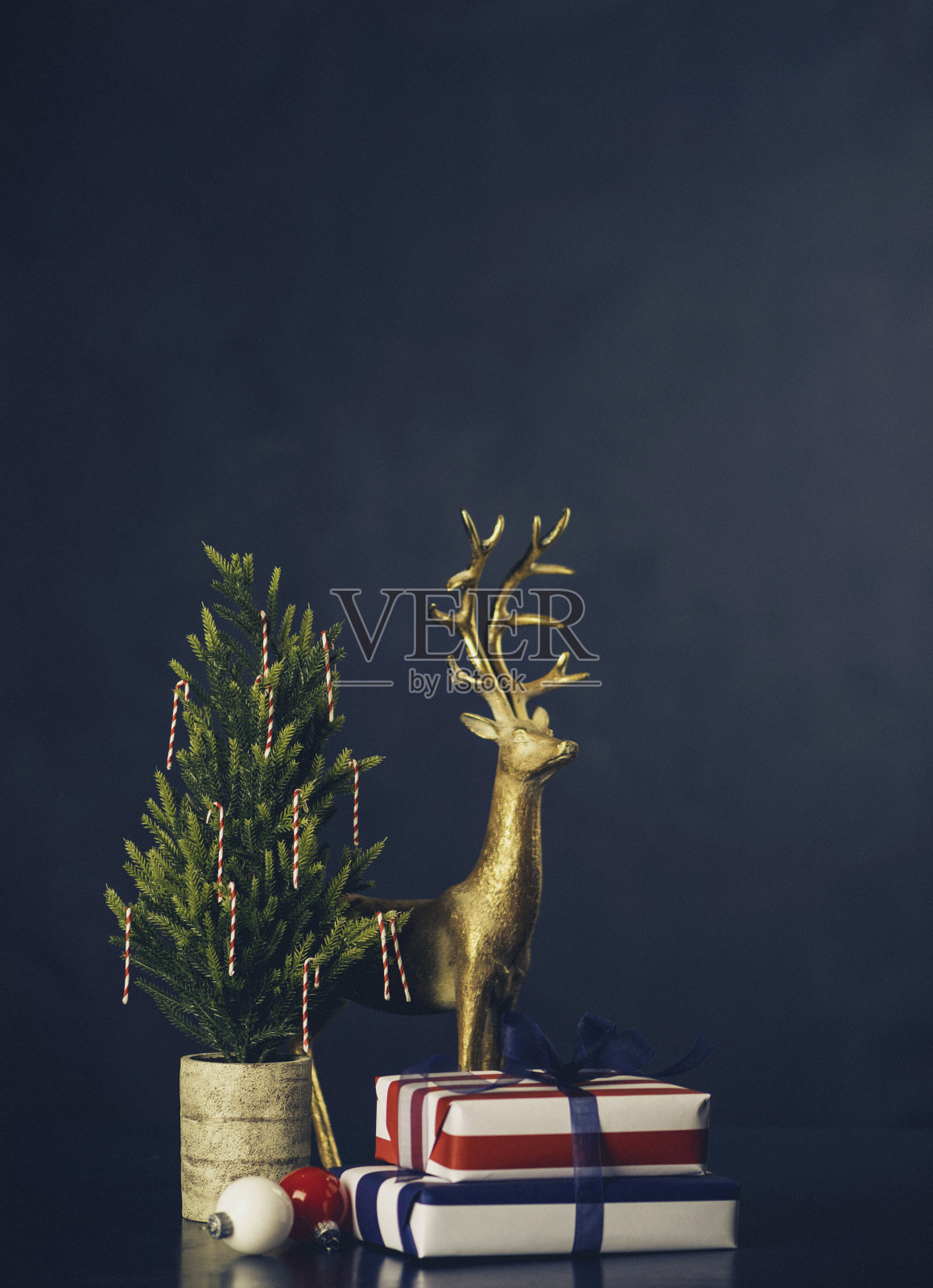 有驯鹿和礼物的圣诞静物画照片摄影图片