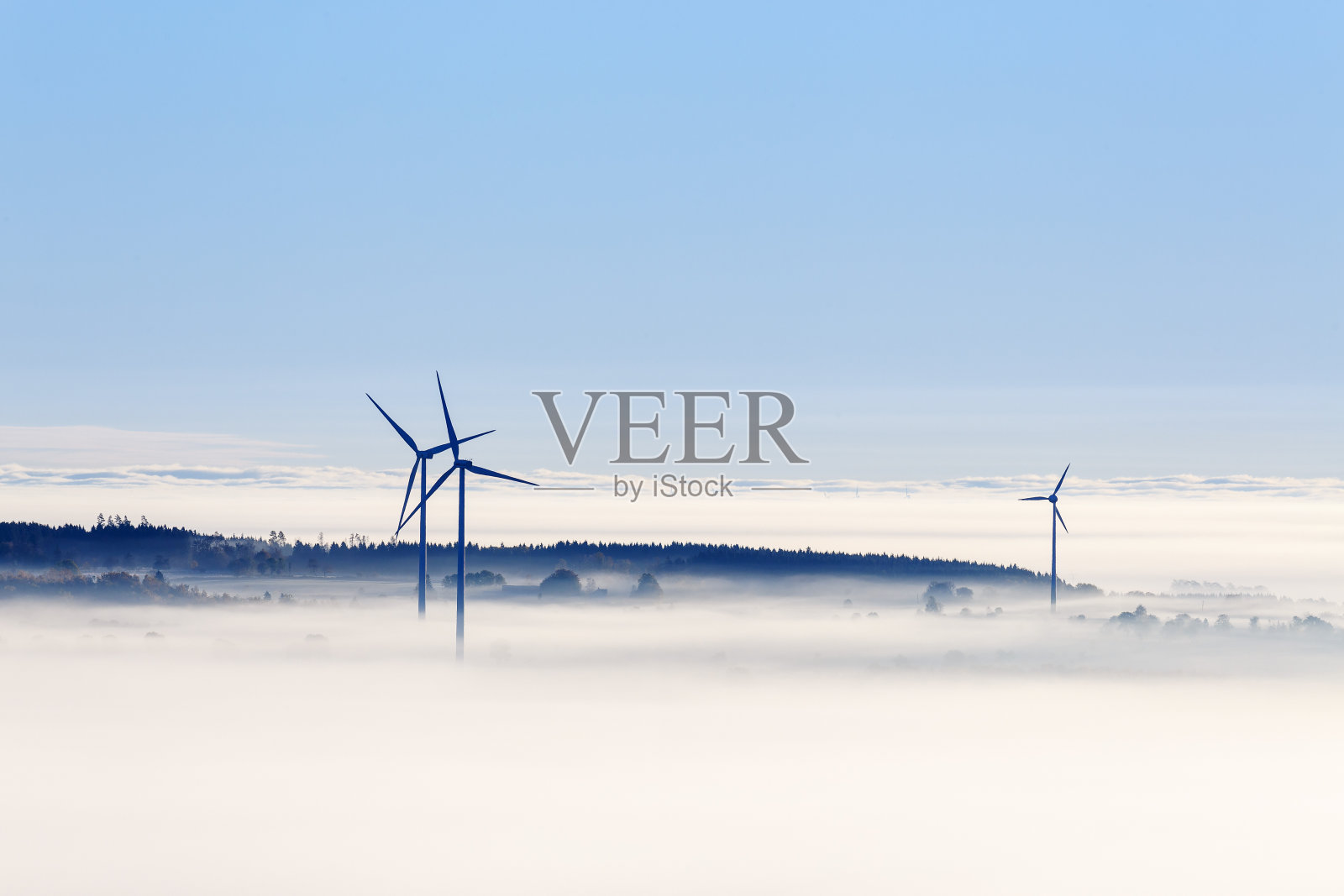 雾中的风力涡轮机照片摄影图片