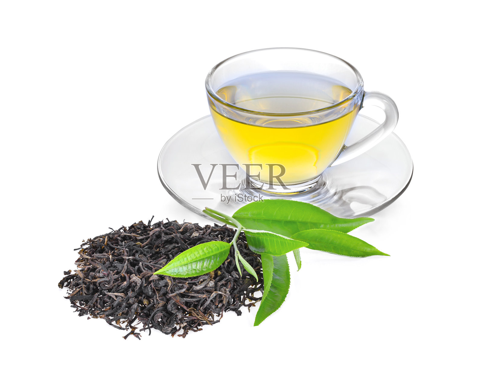 一堆干绿茶，新鲜的绿茶叶和热茶孤立在白色的背景照片摄影图片