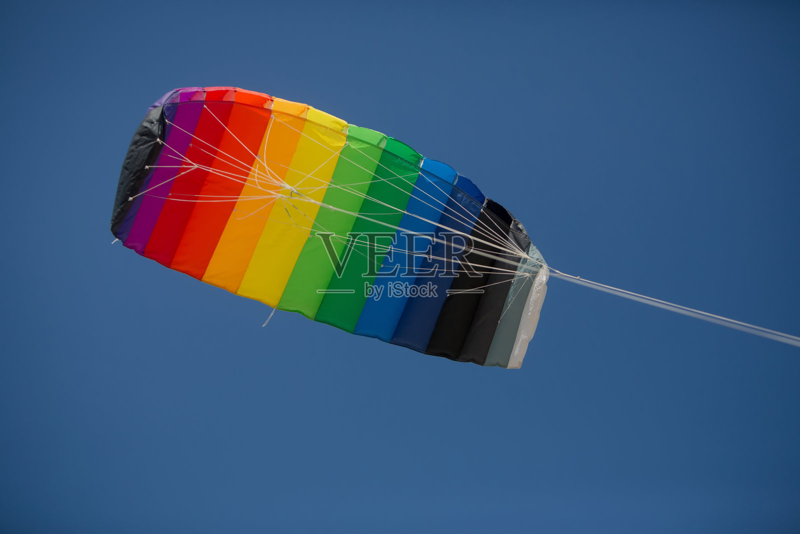 降落伞风筝冲浪特写。冲浪板的背景。降落伞冲浪运动在海洋的海岸上发展起来。照片摄影图片