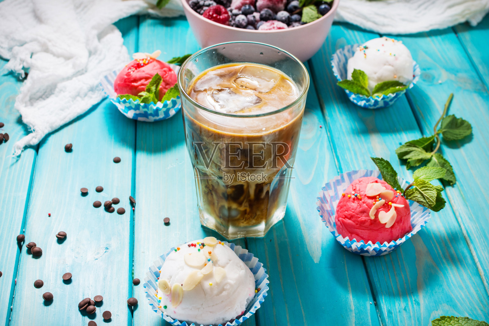 冰咖啡在玻璃和冰淇淋在蓝色的木头背景照片摄影图片