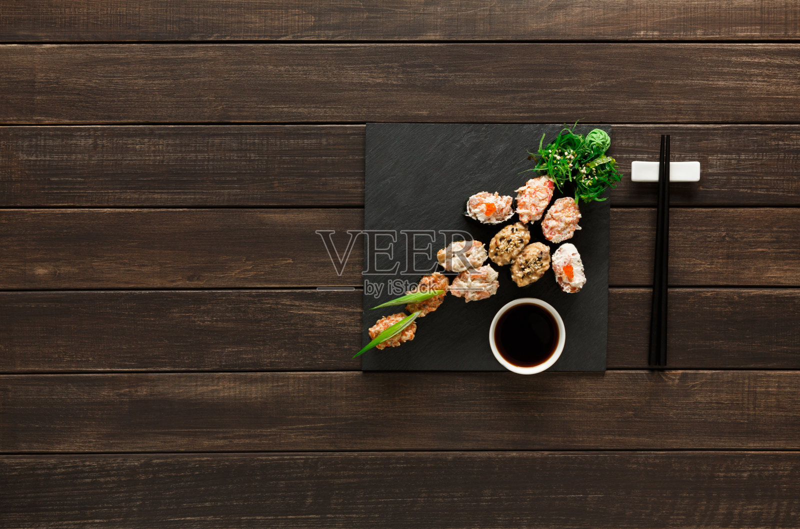 一套粗kan寿司在乡村木材上，俯视图照片摄影图片