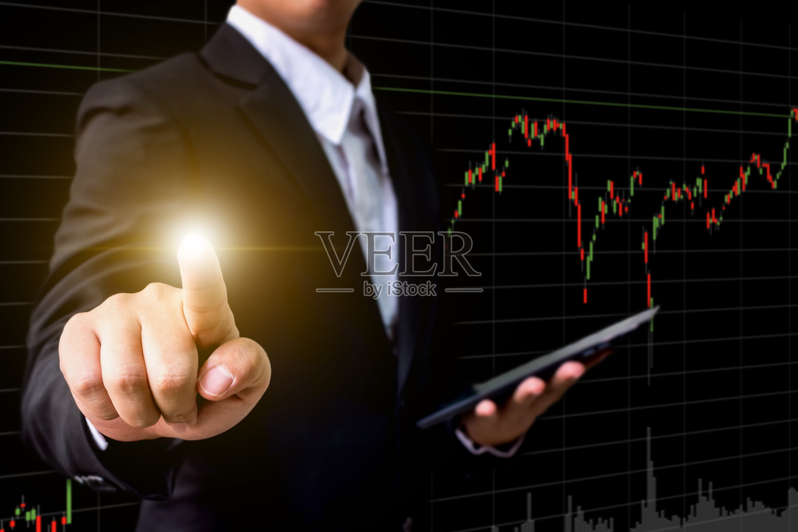 手触商人虚拟屏幕与股票行情图表背景，商业金融或投资交易概念，复制空间照片摄影图片