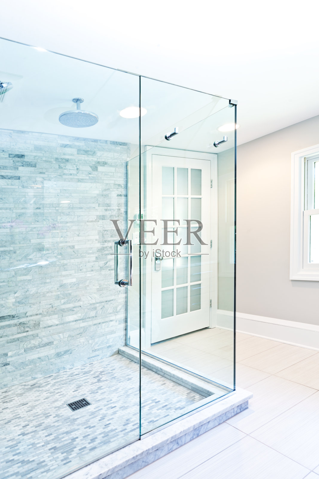 现代浴室设计与玻璃淋浴间照片摄影图片
