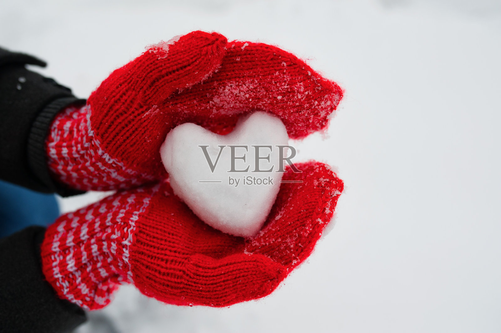 红色的女手套里有一颗白色的雪心插画图片素材
