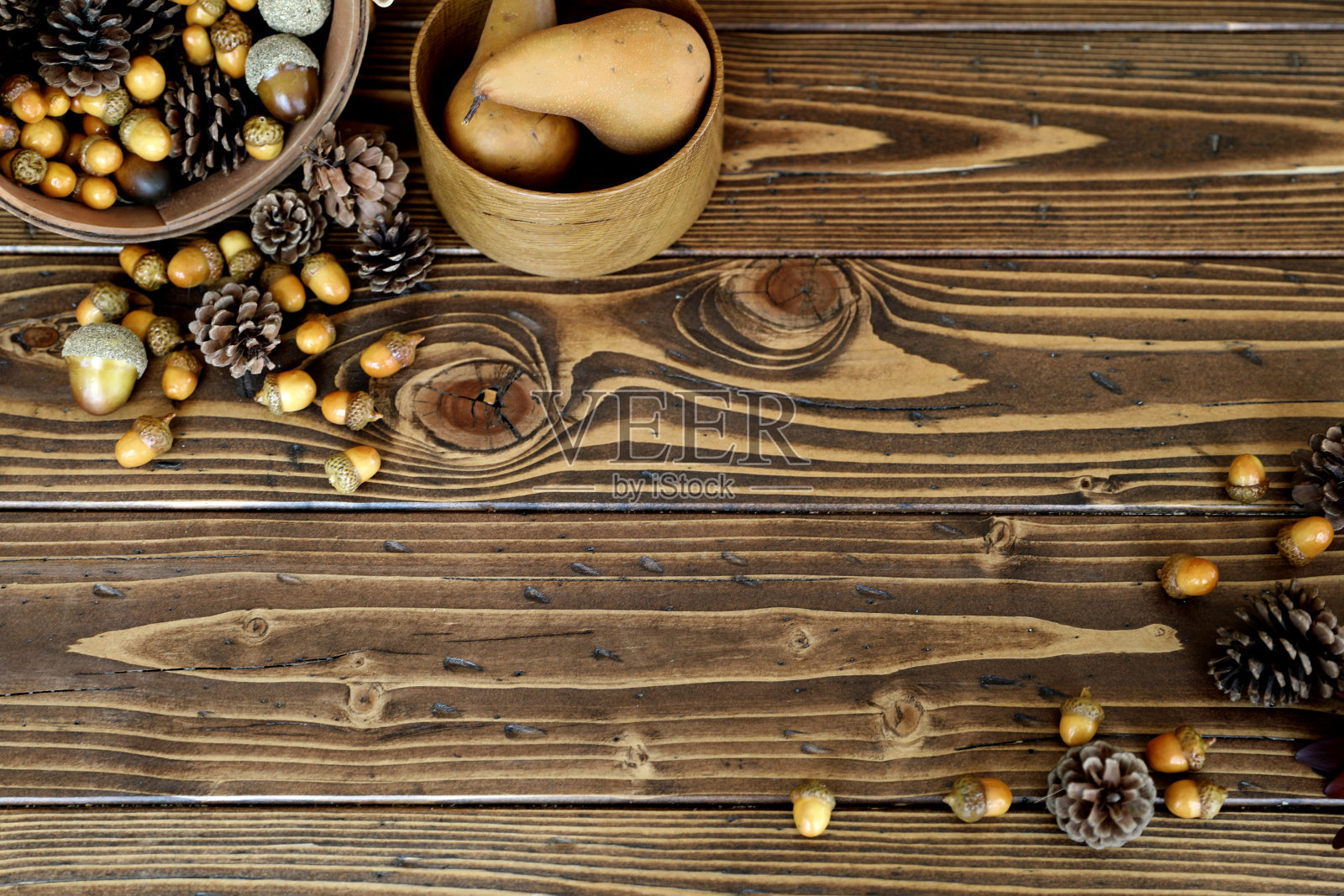 秋天篮子的橡子和梨子在木头的背景照片摄影图片