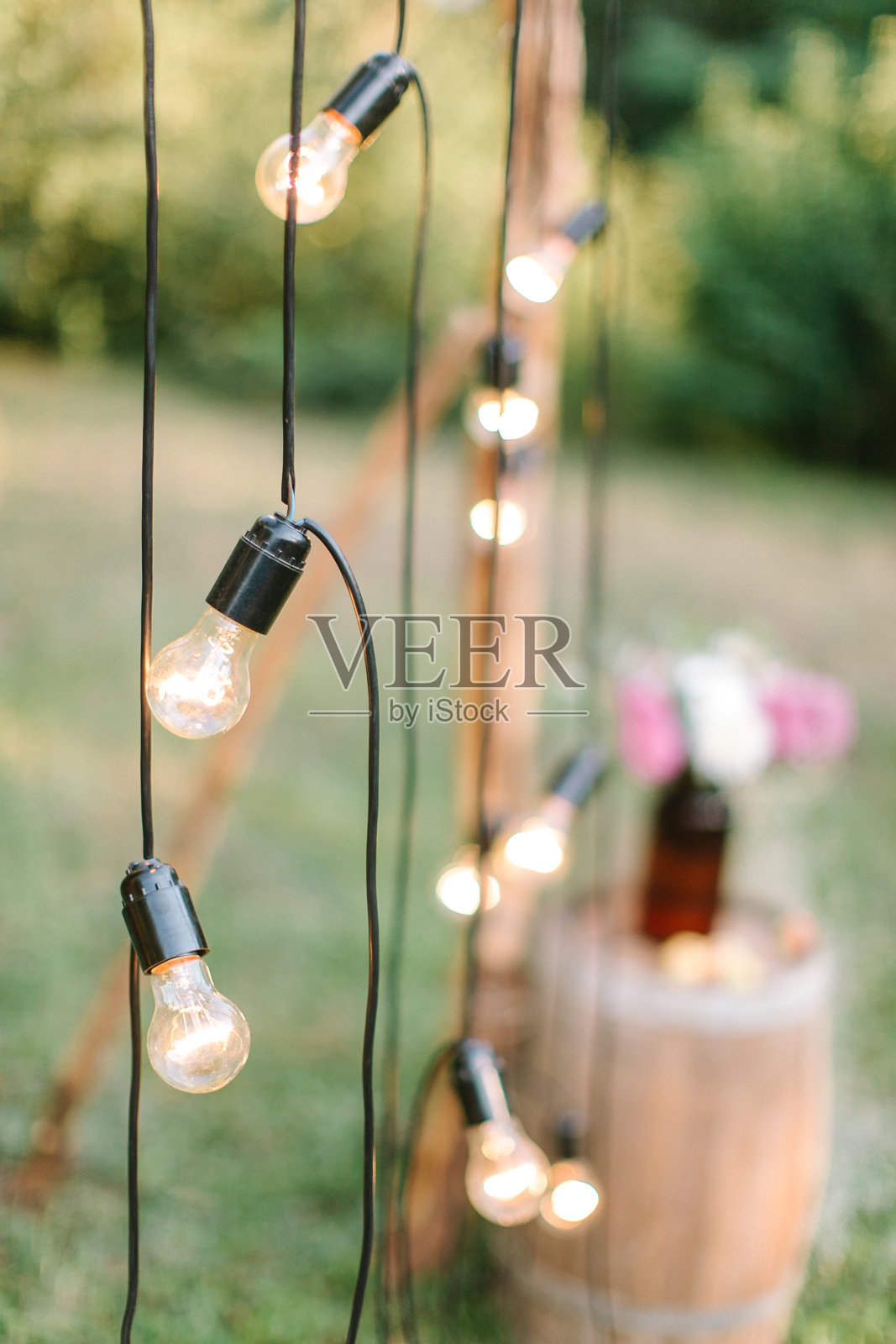 装饰、照明、婚礼理念。精彩的闪烁灯光的特写，给花园更轻松和浪漫的气氛庆祝最重要的一天照片摄影图片