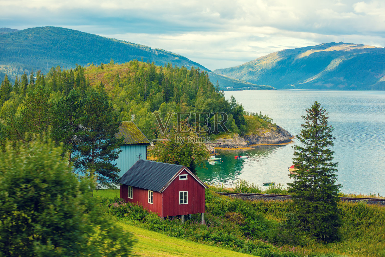 在峡湾与美丽的山。挪威美丽的自然风光照片摄影图片