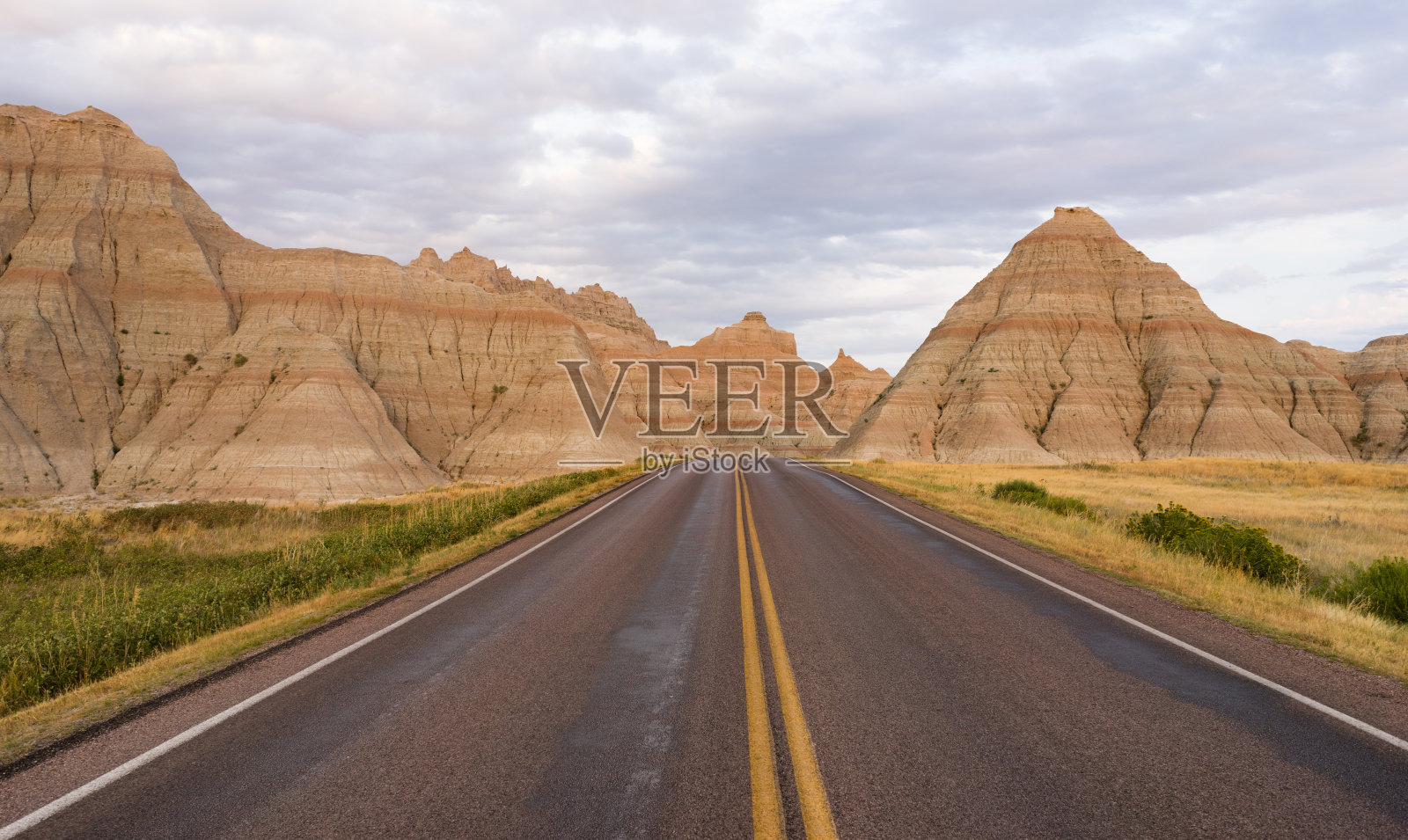 高速公路进入南达科塔州的岩层荒地国家公园照片摄影图片