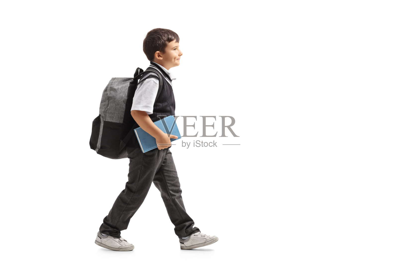 一个背着书包走路的男生照片摄影图片