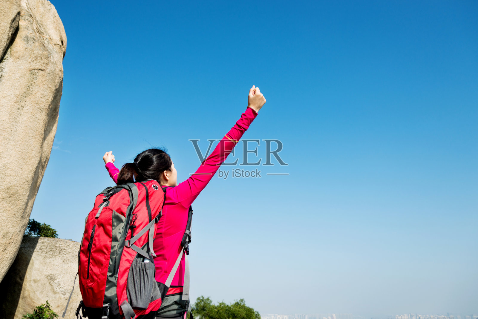 徒步旅行的女人举起手臂照片摄影图片