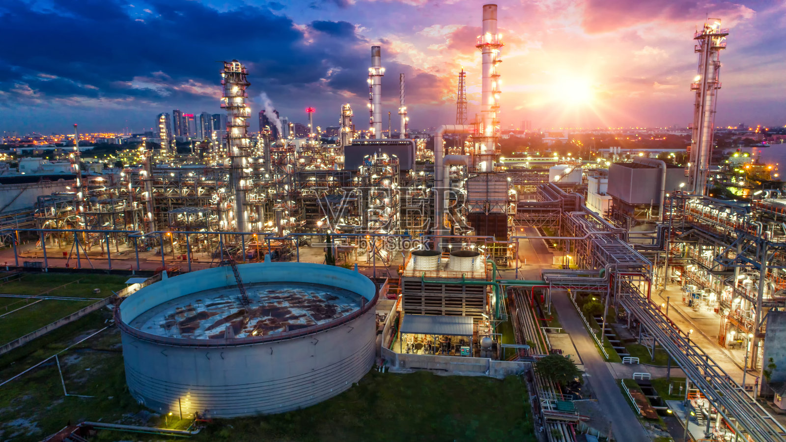 石油和天然气工业-炼油厂鸟瞰图，从无人机拍摄的炼油厂和石化厂在黄昏，曼谷，泰国照片摄影图片