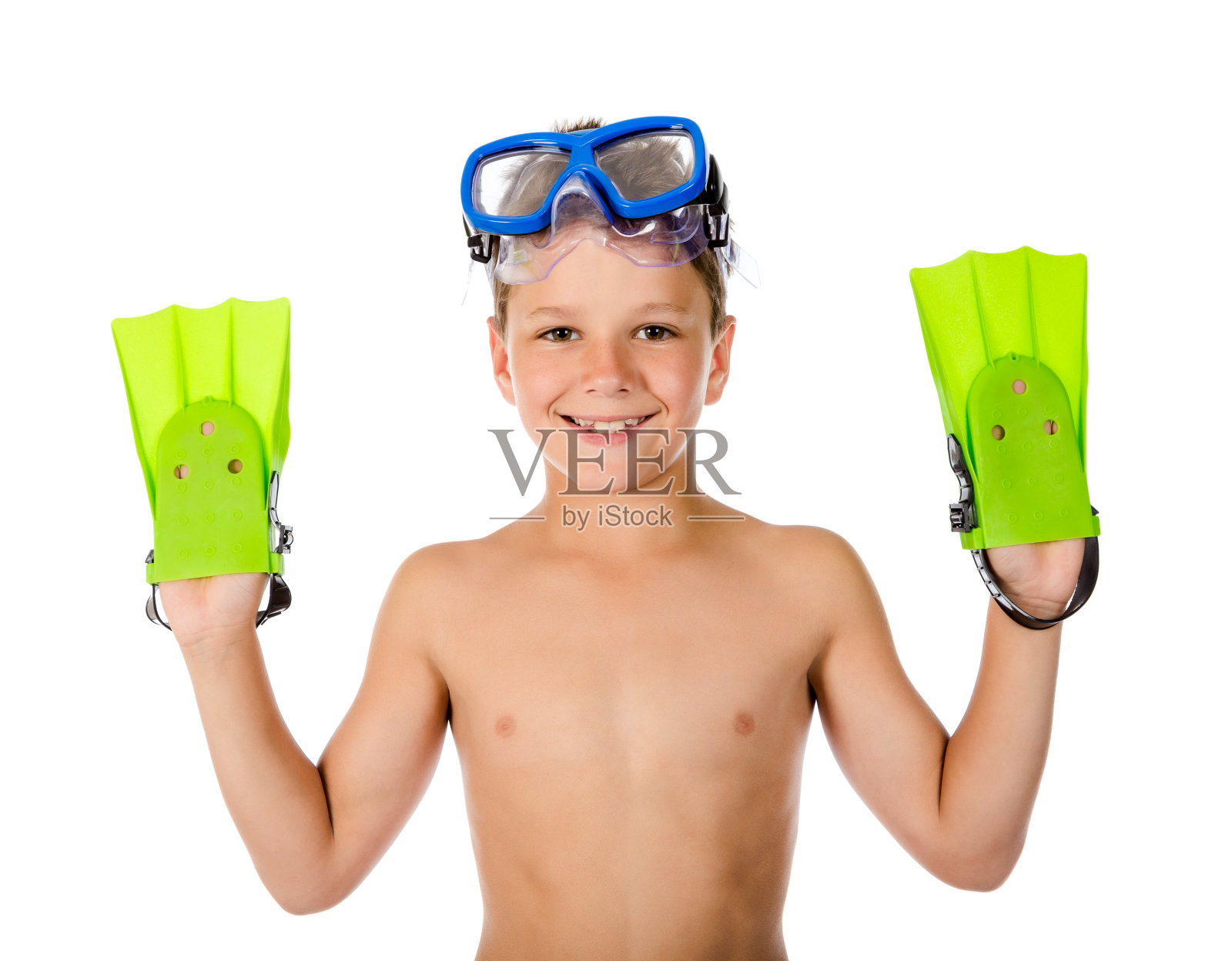 有趣的男孩戴着潜水面罩和脚蹼在手上照片摄影图片