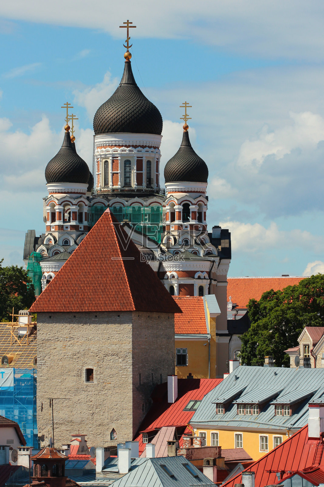 爱沙尼亚塔林老城Toompea山上亚历山大涅夫斯基东正教大教堂的圆顶。照片摄影图片