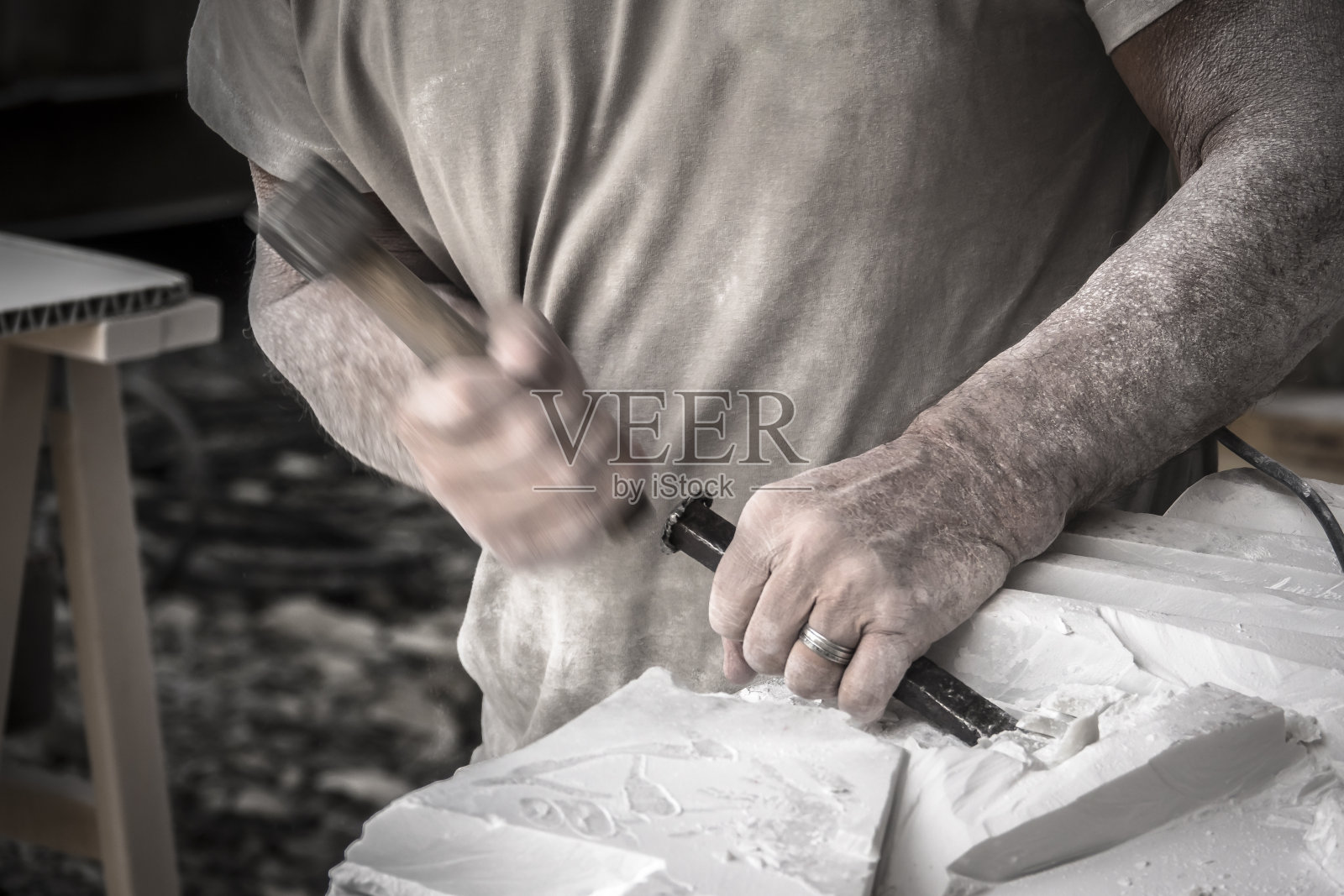细节艺术家的手雕刻大理石与锤子和凿子照片摄影图片
