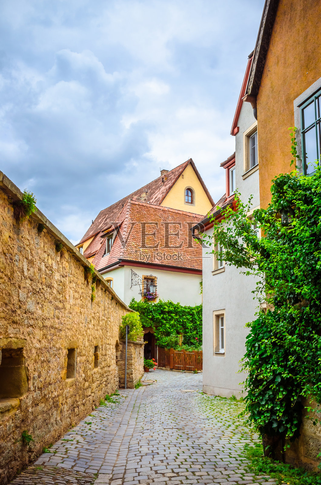 位于德国巴伐利亚州的Rothenburg ob der Tauber美丽的街道，有传统的德国房屋照片摄影图片