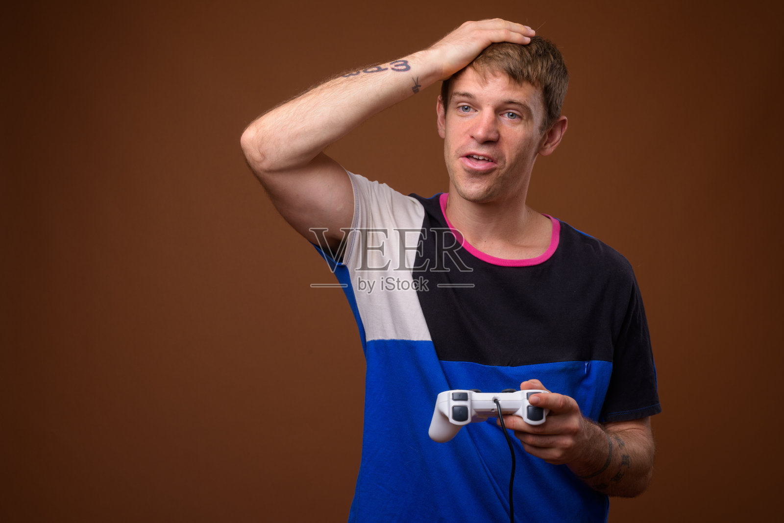 一个男人在彩色背景下玩电子游戏照片摄影图片