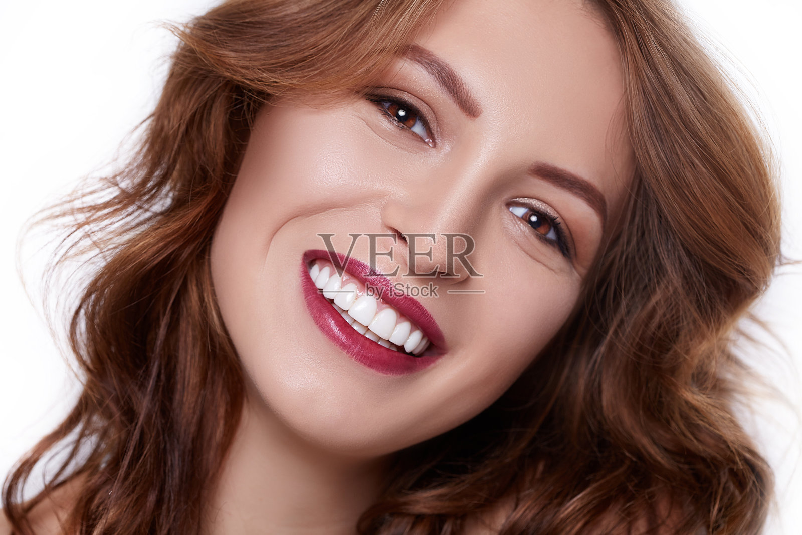 美丽的年轻微笑黑发女人与干净新鲜的皮肤和完美的牙齿-孤立的白色。牙齿护理和牙齿美白。照片摄影图片