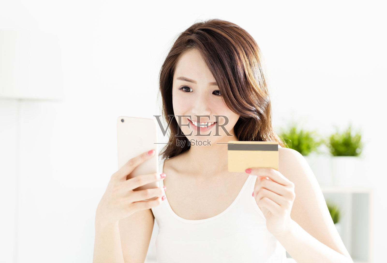 女人用信用卡和智能手机在网上购物照片摄影图片