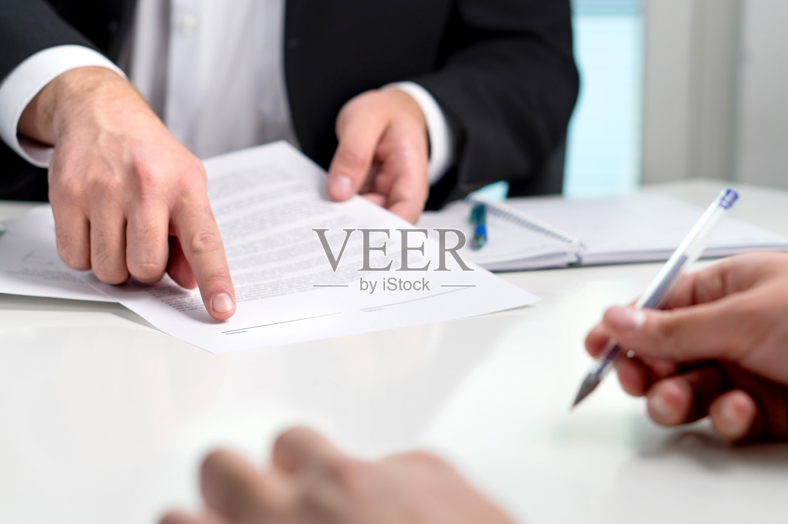 签合同或协议银行家或律师让客户在文件纸上签名。在办公室里和客户做生意的商人。员工的雇佣。照片摄影图片