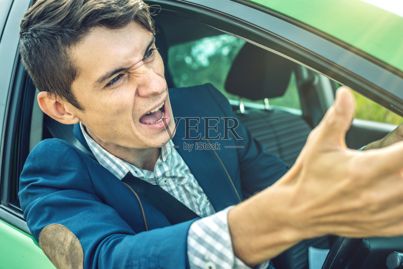 愤怒的司机在车里尖叫。争吵和不满的路上。照片摄影图片
