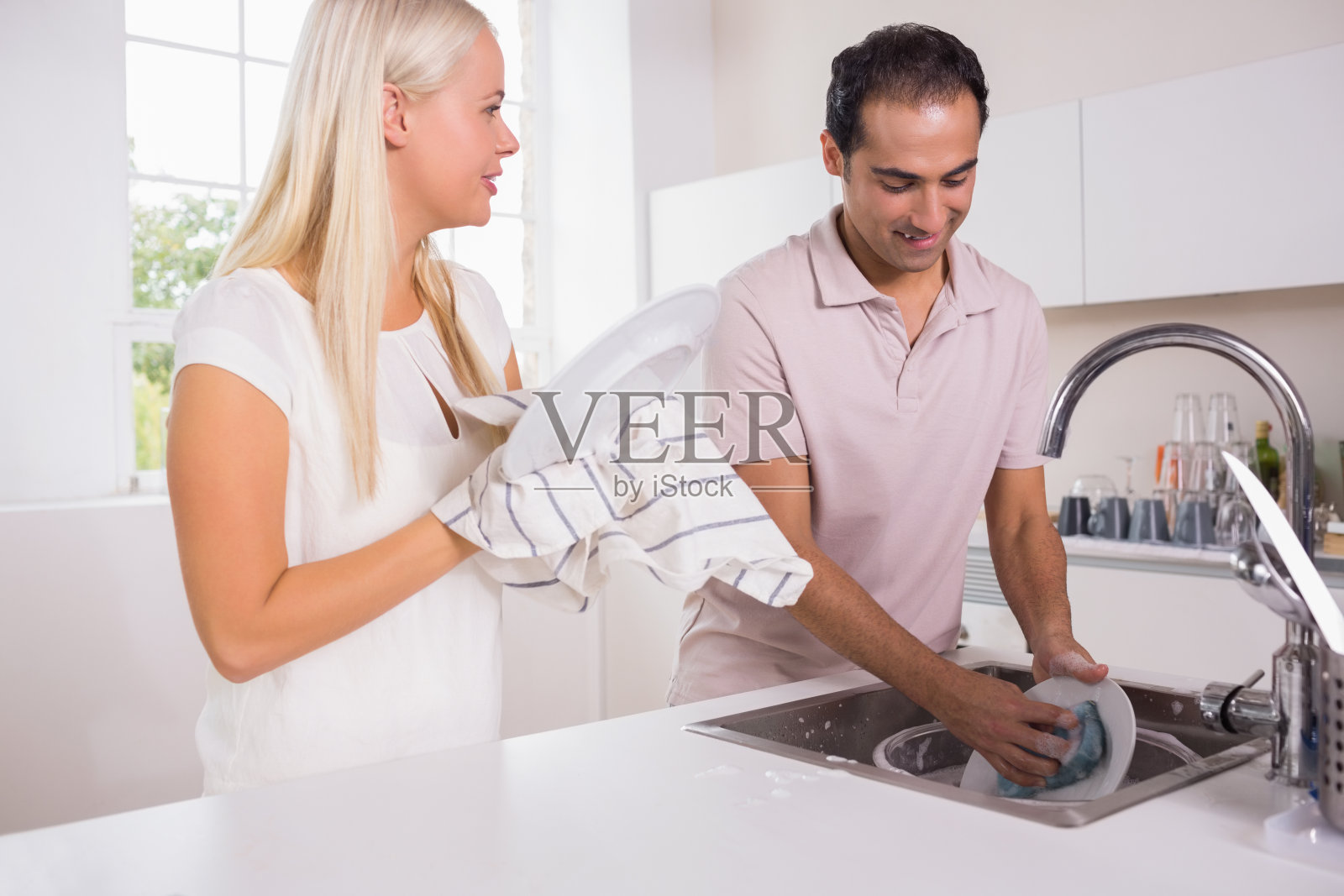 幸福的夫妻一起洗碗照片摄影图片