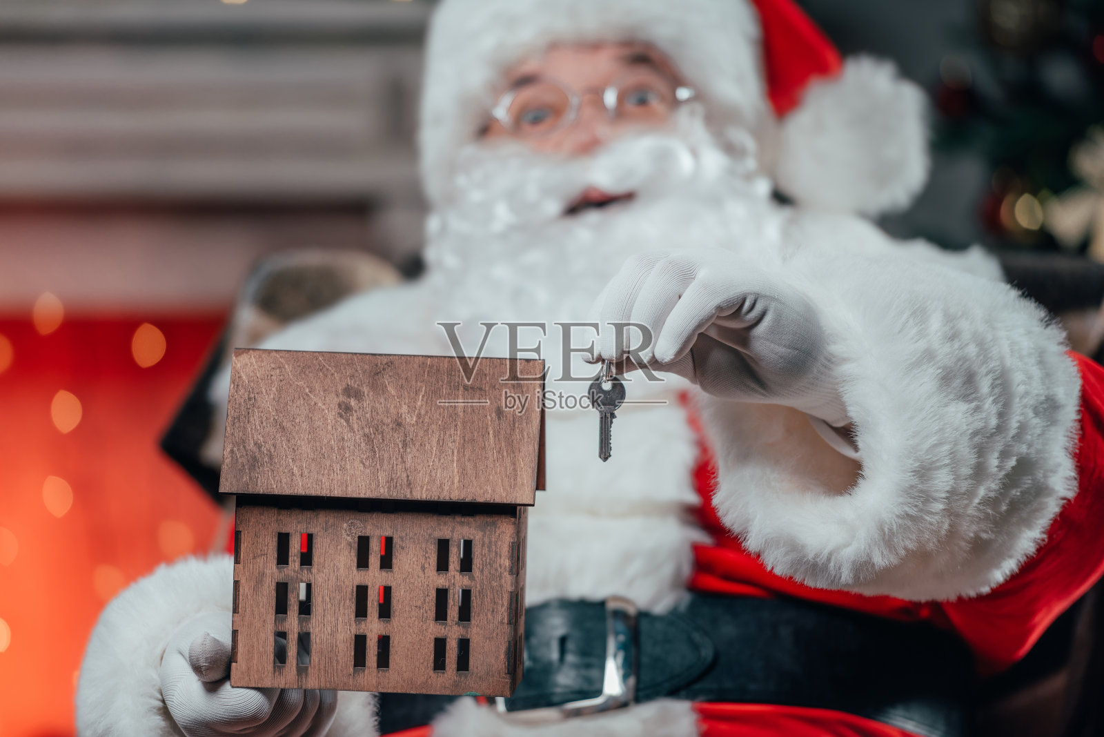 带房子模型和钥匙的圣诞老人照片摄影图片