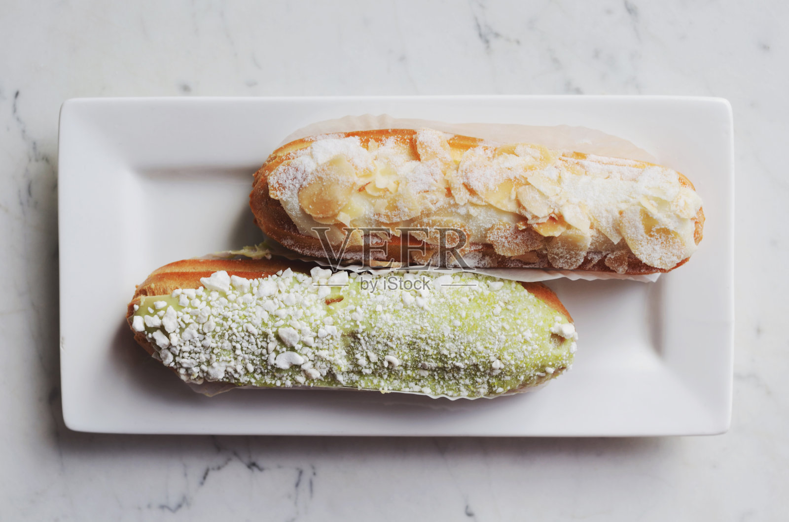 开心果和杏仁泡芙，传统的法国甜点，大理石背景照片摄影图片