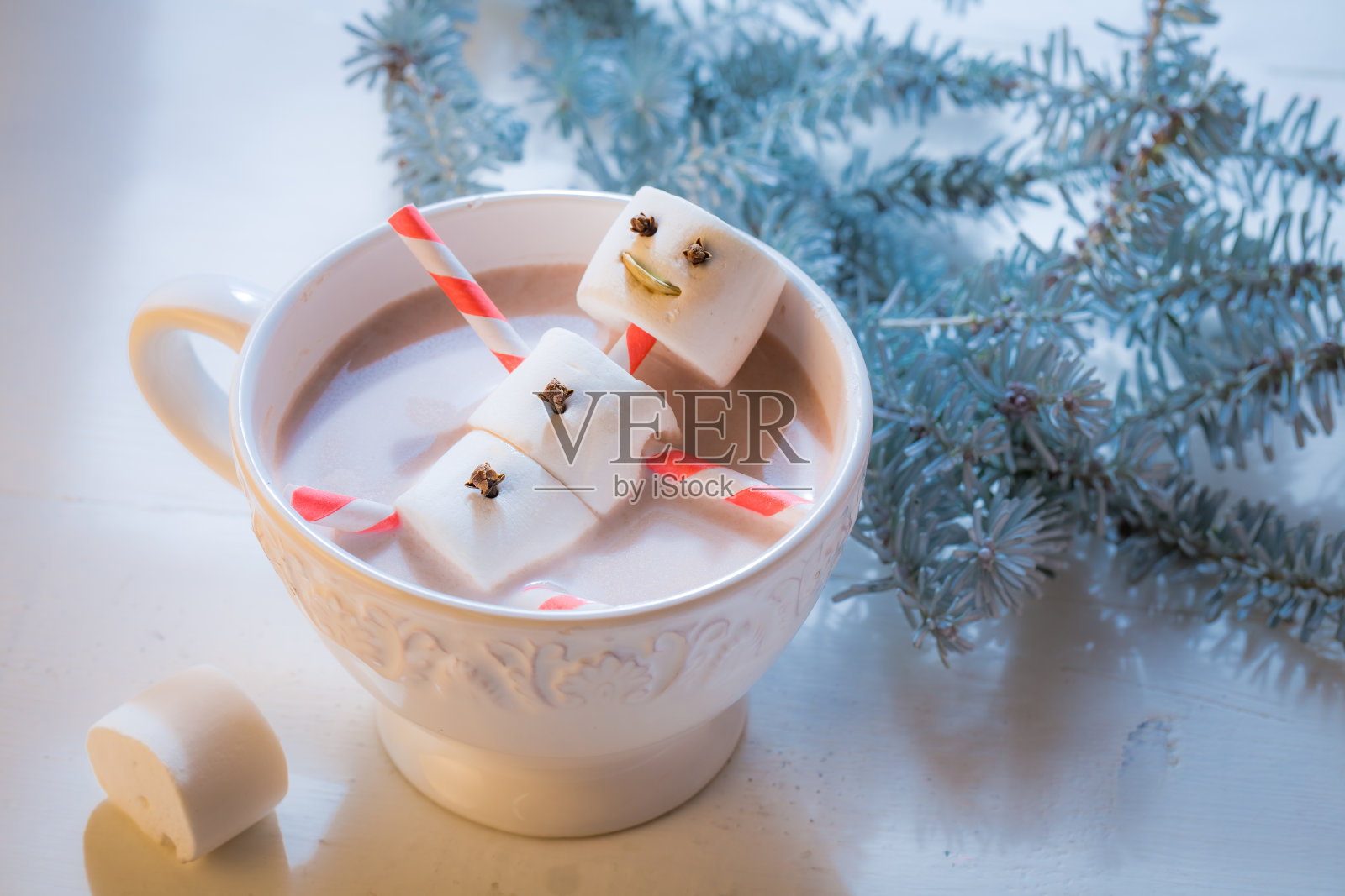 圣诞节用热巧克力制作的滑稽雪人特写照片摄影图片