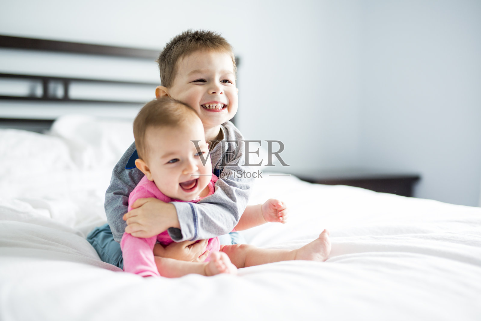 宝宝和他的弟弟在床上照片摄影图片