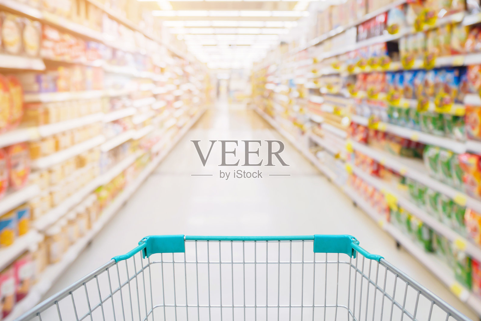 购物车视图在超市过道与产品货架抽象模糊散焦背景照片摄影图片