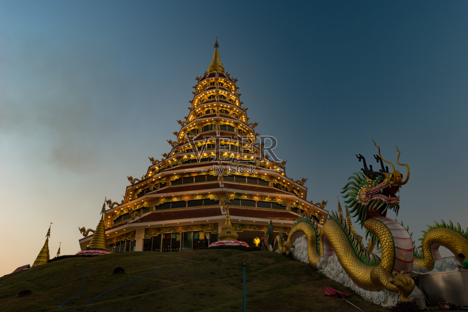 金塔九层有龙纹的中国寺庙——清莱华华pla康庙照片摄影图片