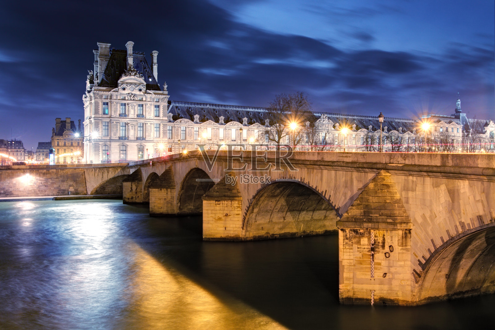 卢浮宫和艺术桥，巴黎-法国照片摄影图片