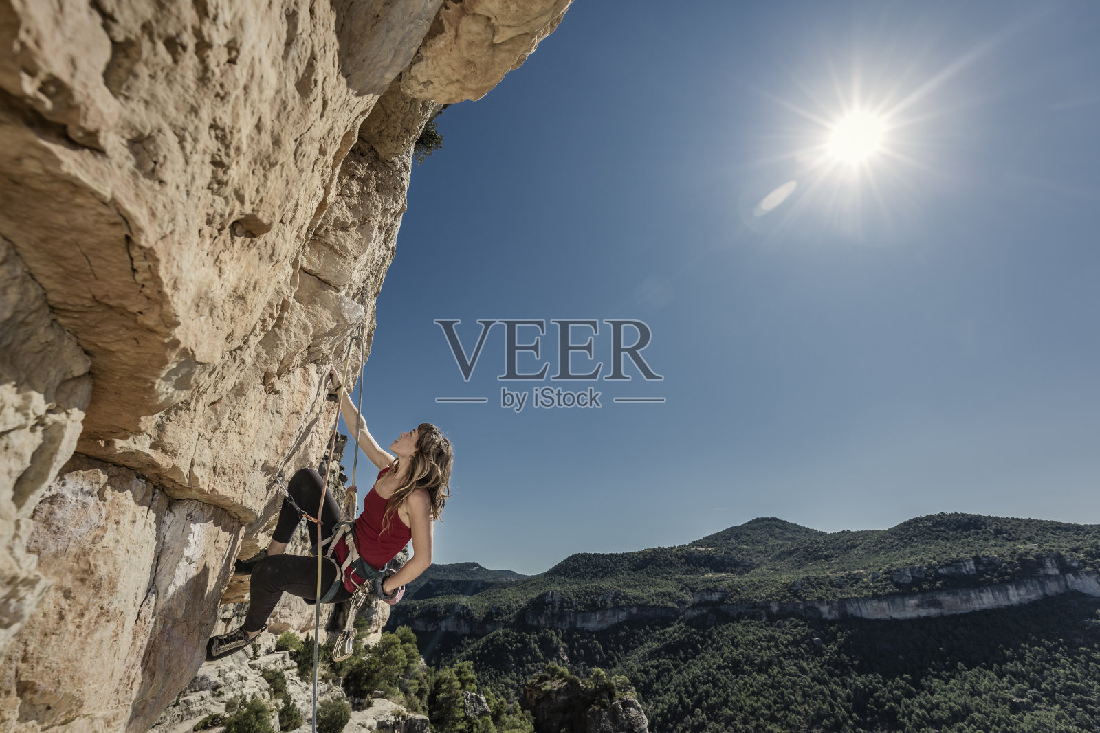 在西班牙加泰罗尼亚的Siurana练习攀岩的女人照片摄影图片